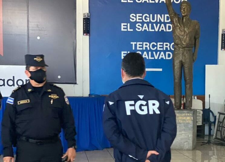 IMÁGENES | FGR embarga inmuebles y vehículos a ARENA por desvío de fondos que fueron donados para damnificados de terremotos de 2001