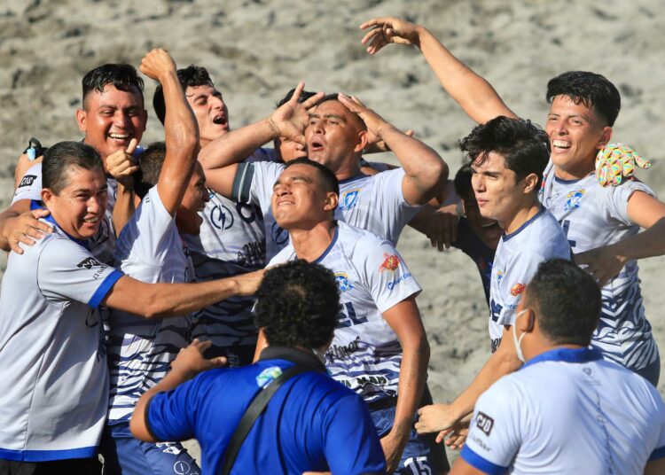 Isla de Méndez da la sorpresa en cuartos de final en el fútbol playa al derrotar a Barra de Santiago