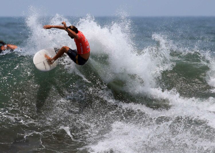 Bryan Pérez y Evelyn Centeno ganan la primera fecha del Circuito Nacional de Surf