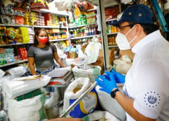 Defensoría del Consumidor realiza verificación de precios en mercado central de San Salvador