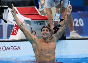 Caeleb Dressel de EE.UU. ganó el oro en los 100 metros libres y rompió el récord olímpico en Tokio