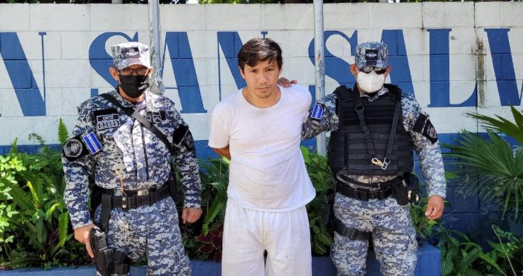 PNC presenta a acusado de asesinar a expareja en la colonia Miramonte de San Salvador