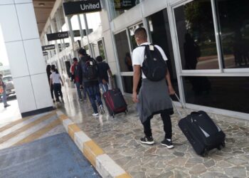 Ministerio de Trabajo envía primer contingente de salvadoreños para trabajar en Canadá