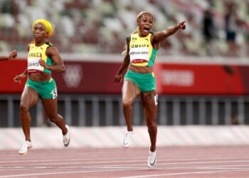 (VIDEO) Elaine Thompson de Jamaica ganó el oro en los 100 metros de los Juegos de Tokio y rompió el récord olímpico luego de 33 años