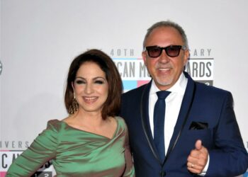 Emilio y Gloria Estefan apoyan uso de redes contra gobierno