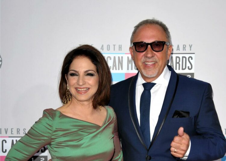 Emilio y Gloria Estefan apoyan uso de redes contra gobierno