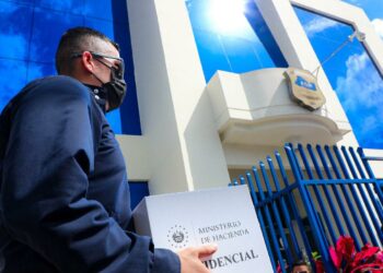 Hacienda presenta avisos por presunta evasión fiscal y contrabando por alrededor de $3 millones