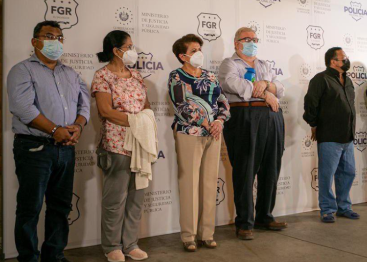 Mauricio Funes entregó a sus funcionarios sobresueldo de fin de año y bono de retiro