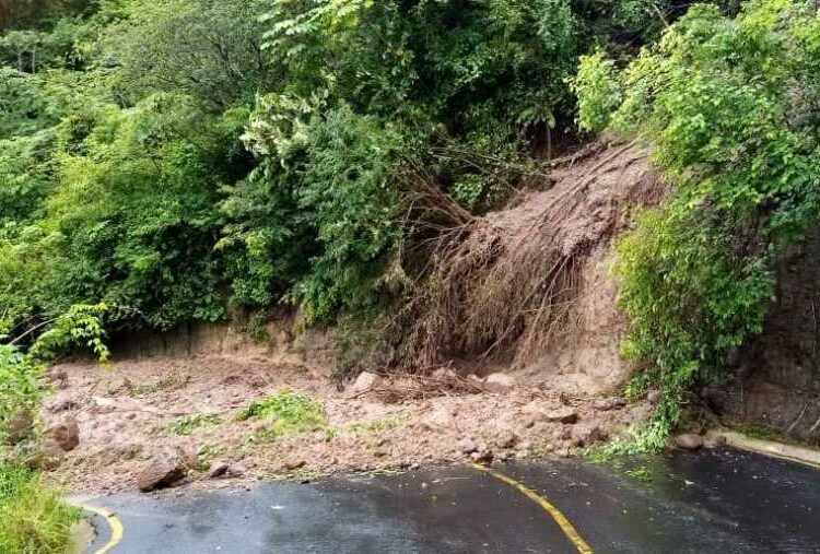 Medio Ambiente informa sobre posibles deslizamientos por lluvias a causa de remanentes de onda tropical y tormenta Elsa