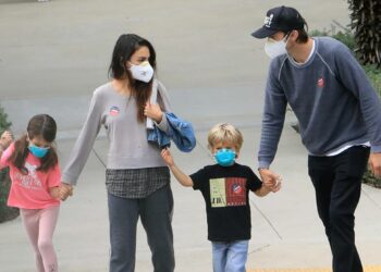 Mila Kunis y Ashton Kutcher sólo bañan a sus hijos cuando los ven sucios