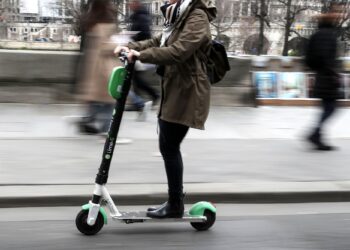 Asalta una joyería en París y escapa con un millonario botín a bordo de un monopatín eléctrico