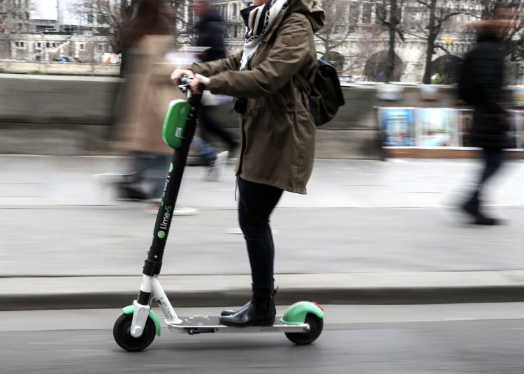 Asalta una joyería en París y escapa con un millonario botín a bordo de un monopatín eléctrico