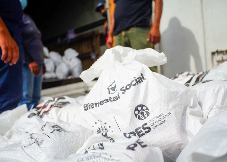 Gobierno entrega paquetes alimentarios en municipios de La Libertad