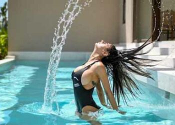 Enorme encantos de Mia Khalifa lucen en un traje de baño