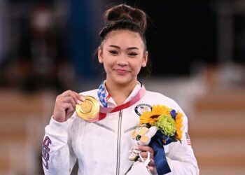 Sunisa Lee se quedó con el oro en la gimnasia individual ante la atenta mirada de Simone Biles