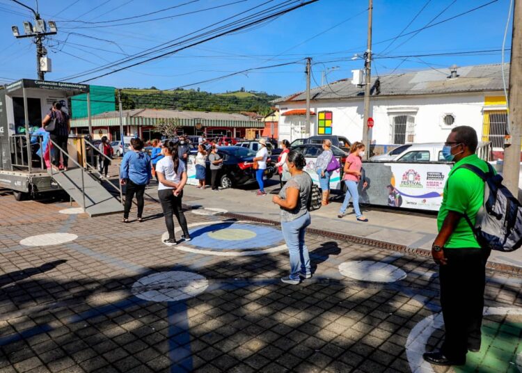 Ministerio de Salud realiza pruebas de covid-19 en Santa Tecla