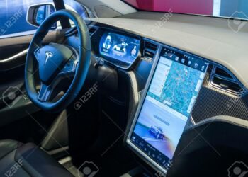 (VIDEO) El piloto automático de Tesla confunde la Luna con un semáforo en amarillo