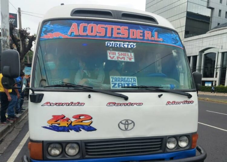 VMT multa a motorista de transporte colectivo por maltrato a usuarios