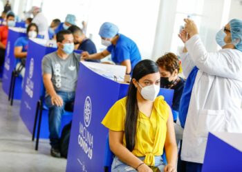 Muchos jóvenes mayores de 18 años asistieron a su cita para vacunarse contra el Covid-19