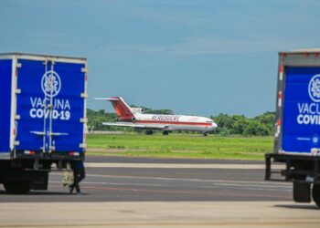 Llega a El Salvador nuevo lote de 1.5 millones de vacunas contra la COVID-19