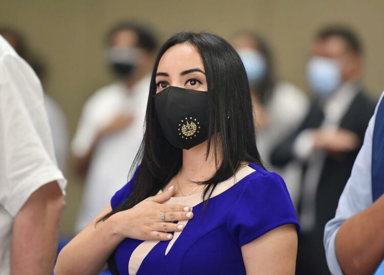 Evelyn Galdámez: “¿Por qué siguen tratando de justificar la corrupción de ARENA y FMLN?”