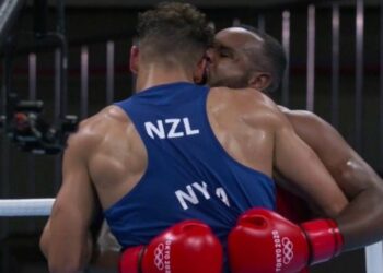 (VIDEO) Tokio 2020: Muerde oreja de su rival y lo descalifican del boxeo en Juegos Olímpicos
