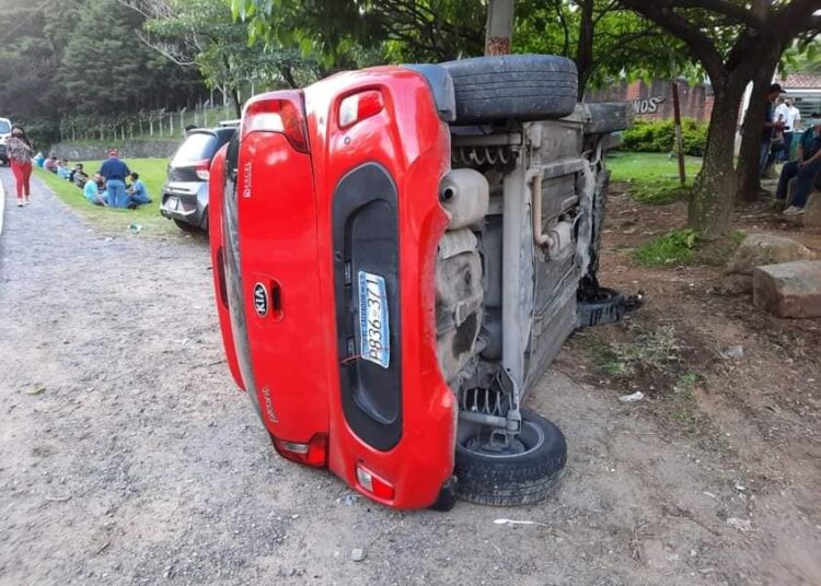 Conductor bajo supuestos efectos del alcohol vuelca su carro en carretera al Puerto de La Libertad
