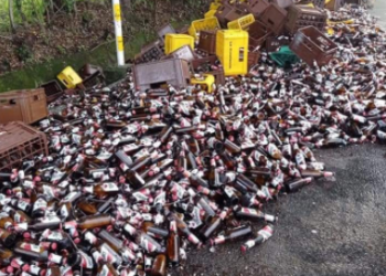 Vuelca una rastra que transportaba cervezas sobre carretera a Sonsonate