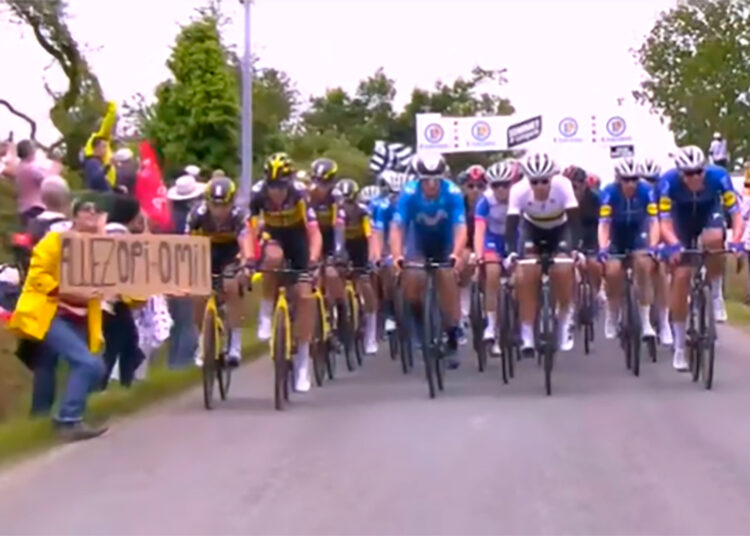 Rompió el silencio la fanática que provocó un accidente masivo en el Tour de Francia