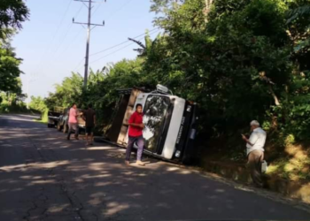 Reportan automóvil volcado en Usulután