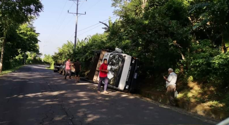 Reportan automóvil volcado en Usulután