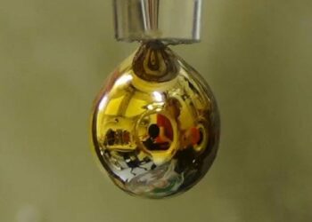 (VIDEO) Crean por primera vez un «agua metálica» y se hace dorada al recibir electrones libres