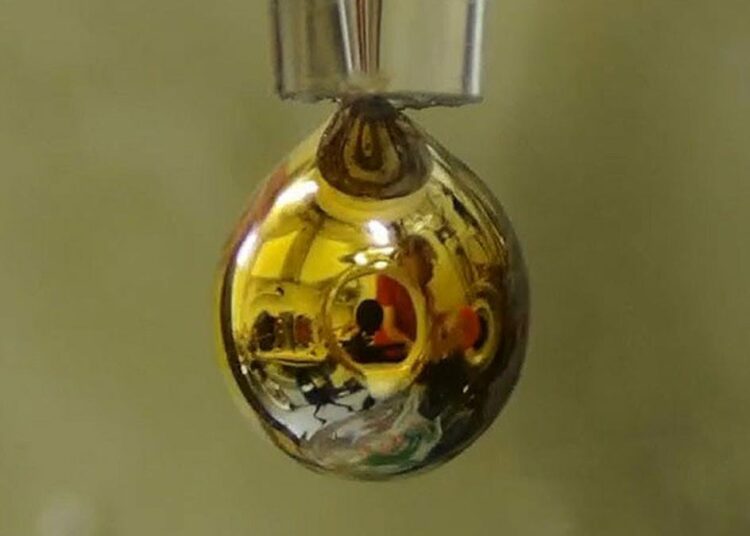 (VIDEO) Crean por primera vez un «agua metálica» y se hace dorada al recibir electrones libres