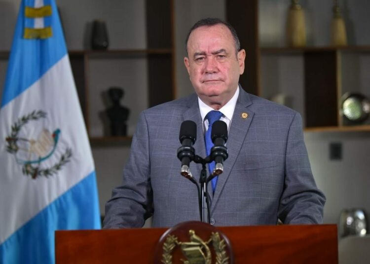 El presidente de Guatemala prohibirá las protestas porque promueven que «el virus se alborote más»