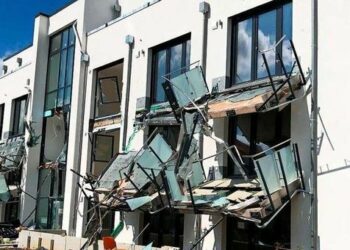 (VIDEO) Un trabajador se venga de la falta de pagos destruyendo la fachada de un edificio residencial con una retroexcavadora