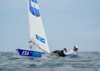 El velerista salvadoreño Enrique Arathoon se ubica en la posición 25 tras seis regatas en la modalidad Láser de los Juegos Olímpicos