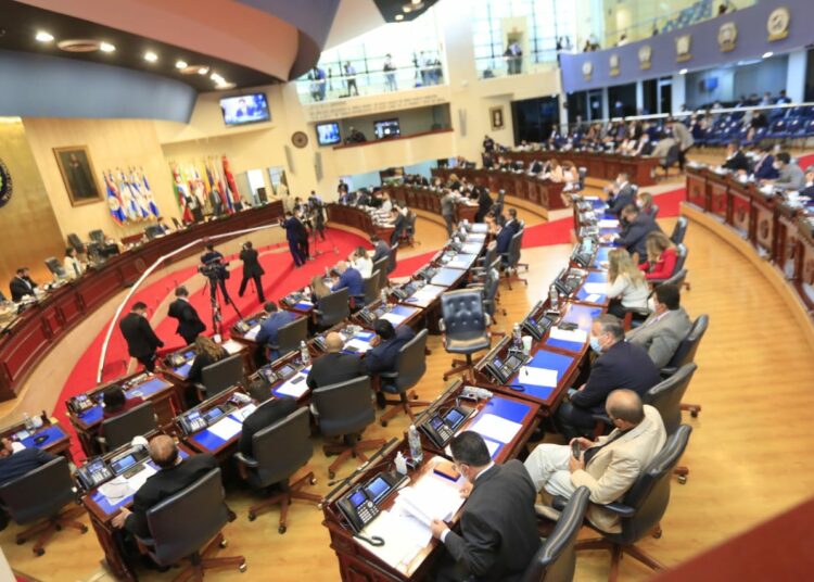 Juramentan legisladores que investigarán los sobresueldos pagados por gobiernos anteriores a exfuncionarios, abogados, diputados y periodistas