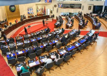 Diputados modifican la Ley de Símbolos Patrios y se incorpora la leyenda “Puesta Nuestra Fe en Dios” en la Asamblea Legislativa