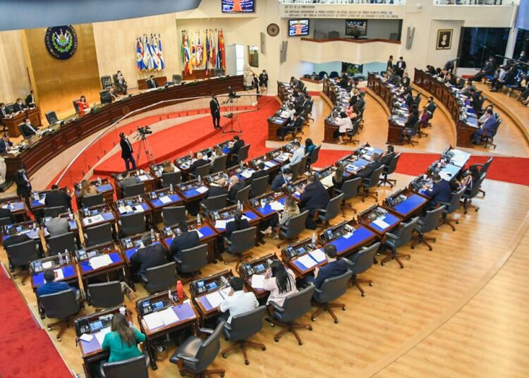 Diputados modifican la Ley de Símbolos Patrios y se incorpora la leyenda “Puesta Nuestra Fe en Dios” en la Asamblea Legislativa