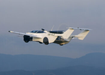 (VIDE) El auto volador AirCar cubre 80 kilómetros entre dos aeropuertos de Eslovaquia
