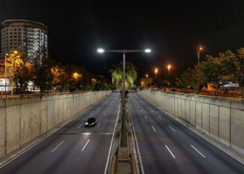 Barcelona comenzó a aplicar el toque de queda nocturno a partir de este viernes para contener el incremento de casos de Covid-19