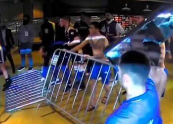 (VIDEO) Boca Juniors y su eliminación en Libertadores: golpes, desorden y enfrentamiento con la autoridad