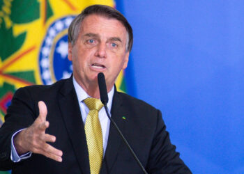 El presidente de Brasil Jair Bolsonaro ingresa en un hospital con dolores abdominales después de varios días con hipo