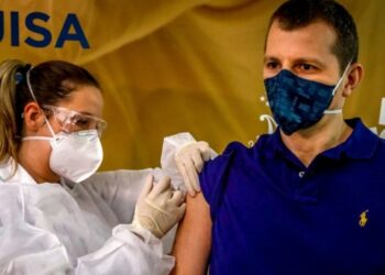 La Justicia brasileña investiga si el gobierno de Jair Bolsonaro exigió el soborno de un dólar por dosis