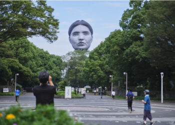 Una cabeza flotante gigante se cierne sobre Tokio