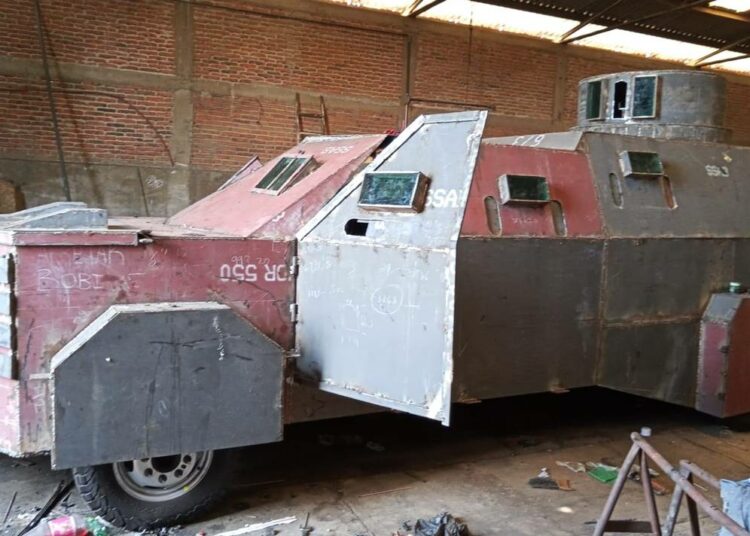 La policía de México decomisa camiones monstruo, vehículos de lujo y armas en el propio bastión del Cártel Jalisco Nueva Generación