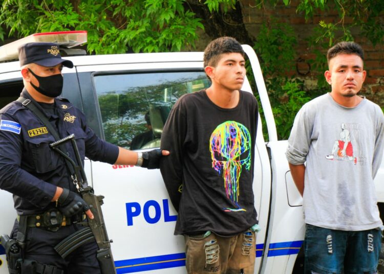 PNC captura a 2 delincuentes en flagrancia luego de cometer robo a mano armada