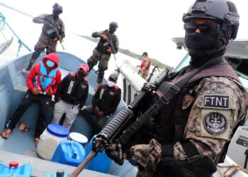 Defensa informa que tres personas extranjeras son las responsables de la droga incautada a 575 km de la costa salvadoreña