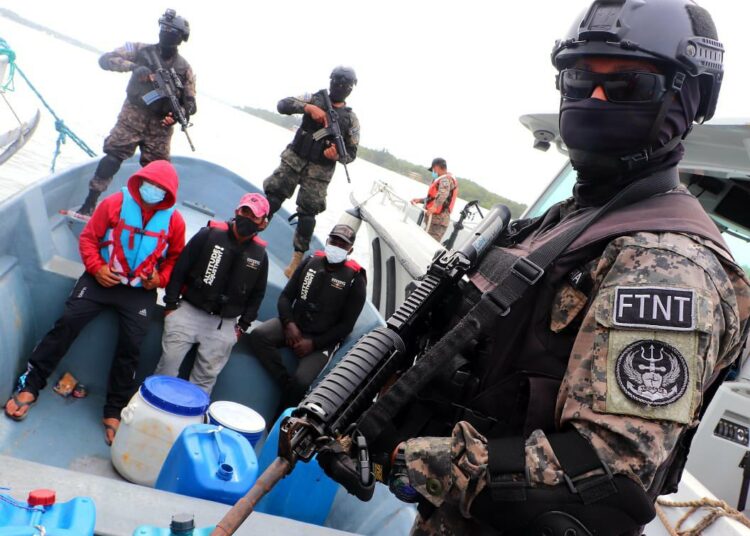 Defensa informa que tres personas extranjeras son las responsables de la droga incautada a 575 km de la costa salvadoreña
