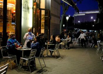 Cataluña reimpone las restricciones al ocio nocturno para frenar el alza de contagios de COVID-19